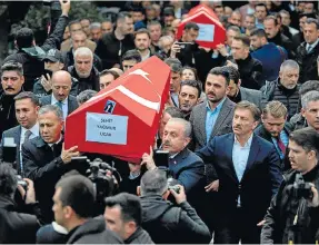  ?? / AFP ?? Ceremonias fúnebres de las personas que perdieron la vida después de la explosión en la calle Istiklal, en Estambul.