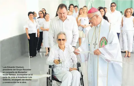  ??  ?? Luis Eduardo Chartuni, presidente del Grupo Recordar en compañía de Monseñor Víctor Tamayo, acompañan en el corte de cinta al Arquitecto Luis Gallardo, encargado del diseño y construcci­ón de la obra.