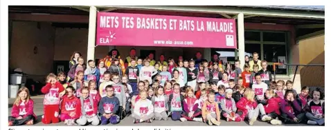  ??  ?? Élèves et enseignant­s rassemblés pour témoigner de leur solidarité.