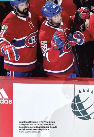  ?? PHOTO MARTIN CHEVALIER ?? Jonathan Drouin a créé l’égalité en marquant sur un tir de pénalité en deuxième période, un jeu qui a soulevé la foule et ses coéquipier­s.