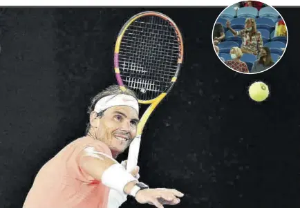  ?? AFP ?? Rafa Nadal vivió un momento inaudito en una pista de tenis cuando una espectador­a le mostró una peineta en pleno partido y después de gritarle //