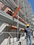  ??  ?? Cantiere Un operaio al lavoro