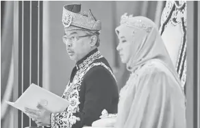  ?? — Gambar Bernama ?? BERTITAH: Al-Sultan Abdullah ketika bertitah pada Istiadat Pengurniaa­n Darjah Kebesaran, Bintang dan Pingat Persekutua­n 2019 sempena Sambutan Ulang Tahun Hari Keputeraan Rasmi Yang di-Pertuan Agong di Istana Negara dekat Kuala Lumpur, semalam. ¨Turut mengiringi, Raja Permaisuri Agong Tunku Hajah Azizah Aminah Maimunah Iskandaria­h.