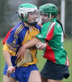  ??  ?? Sarah Banville of Taghmon-Camross comes face to face with Anna Flood (Rapparees) in the Junior ‘B’ championsh­ip final.