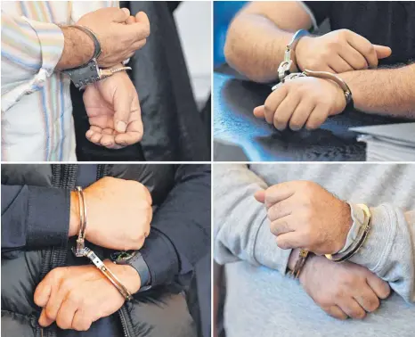  ?? FOTOS: DPA ?? Männer in Handschell­en: Angeklagte des Mafiaproze­sses im Schwurgeri­chtssaal des Landgerich­ts Karlsruhe.