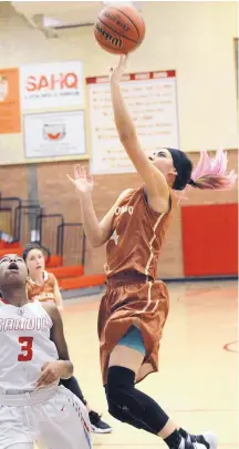  ?? JIM THOMPSON/JOURNAL ?? Eldorado’s Vivian Chavez shoots over Sandia’s Sapirah Broussard during Saturday’s game.