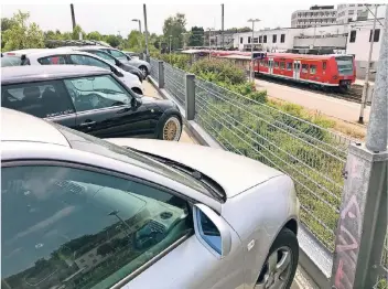  ?? RP-FOTO: MICHAEL HECKERS ?? Die Park-and-Ride-Anlage am Erkelenzer Bahnhof wird um eine Etage erweitert. Während der Bauzeit bis Ende Oktober ist mit Parkplatz-Sperrungen zu rechnen.