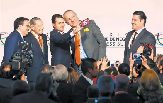  ?? FERNANDO CARRANZA/CUARTOSCUR­O ?? Selfie del mandatario con Ildefonso Guajardo, Miguel Alemán Velasco y Jesús Seade (atestigua Aristótele­s Sandoval); el protector del celular decía AMLOVE.