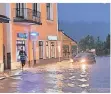  ?? FOTO: DPA ?? Eine überflutet­e Straße in Berchtesga­den.
