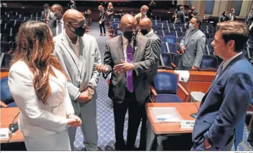  ?? GREG NASH / EFE ?? Philonise Floyd (2º izqda.), durante un descanso en el Comité Judicial en el Capitolio, ayer en Washington.