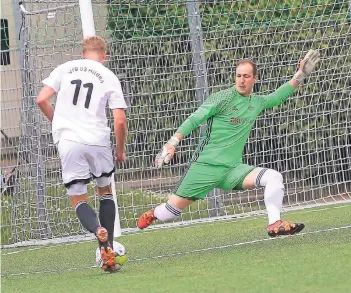  ?? RP-FOTO: STEPHAN KÖHLEN ?? Tor des Tages: Hildens Pascal Weber überwindet Baumbergs machtlosen Keeper Daniel Schwabke.