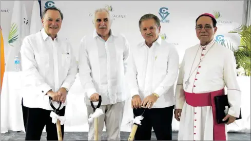  ??  ?? Frank Rainieri, Miguel Zato y Virgilio Cedano junto a monseñor Nicanor Peña Rodríguez.