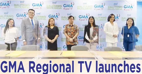  ??  ?? GMA Network’s first VP and head for Regional TV and Synergy Oliver Amoroso (center) joins the GMA Regional TV’s Balitang Bicolandia anchors Jessie Cruzat (second from left), Rhayne Palino (third from right) and Katherine Henry (second from right) for a contract signing at the GMA Bicol Station. Also present are Nagabased regional correspond­ent Charmaine Ragiles (leftmost), GMA Bicol station manager Lulu Romero (third from left) and Balitang Bicolandia program manager Chariza Olivares. Facial masks were removed for the ceremonial photo session.