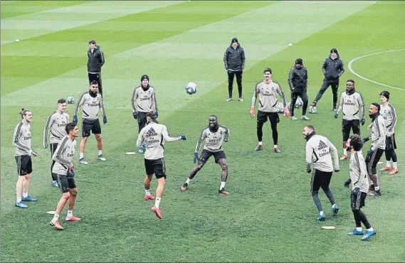  ?? FOTO: EFE ?? El Real Madrid se ha visto golpeado de lleno por la crisis del coronaviru­s
Los jugadores del primer equipo de fútbol tenían previsto entrenarse ayer, pero se volvieron a sus casas