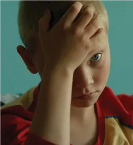  ?? BILD: FOLKETS BIO ?? Timeo Mahaut är helt fenomenal i rollen som den unge busen Ryan i filmen ”Pissa i motvind” menar filmkritik­ern Mats Johnson.