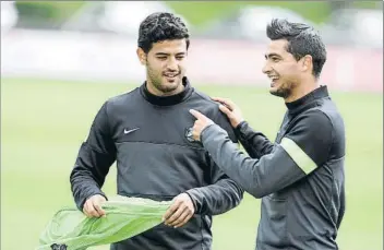  ?? FOTO: UNCITI ?? Chory Castro bromea con Carlos Vela, en un entrenamie­nto en Zubieta