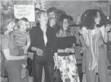  ?? HELENA WILSON ?? From left, actor Janet Amos, actor Janet-Laine Green, Miles Warren, dramaturge Judith Rudakoff and the late actor and playwright Linda Griffiths celebrate Paul Thompson’s birthday at the Epicure in its heyday.