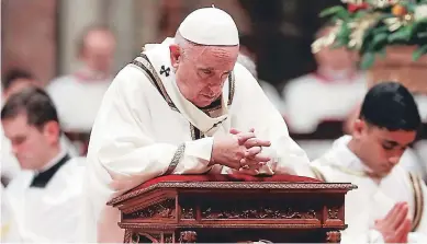  ?? FOTO: AGENCIA AP ?? El papa Francisco ora durante la misa de Nochebuena en la Basílica de San Pedro, donde pidió por el continente americano y la seguridad en el Oriente Medio, particular­mente para Siria, un país en guerra.