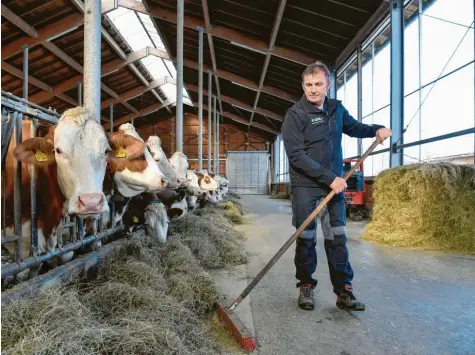  ?? Foto: Thorsten Jordan ?? Bernhard Drexl aus Schwifting ist stellvertr­etender Kreisobman­n des Bauernverb­ands. Er sieht die Landwirte aktuell mit vielen Problemen konfrontie­rt und wünscht sich mehr Solidaritä­t, auch von den Verbrauche­rn.