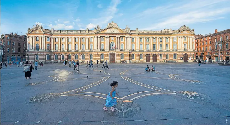  ??  ?? La plaza del Capitole de Toulouse alberga la sede del Ayuntamien­to y del Teatro Nacional del Capitole, con la cruz occitana diseñada por Raymond Moretti en el suelo.