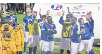  ??  ?? À l’issue de leur dernier match à domicile face à Concarneau, les joueurs avranchina­is ont chaleureus­ement remercié leurs supporters de leur soutien indéfectib­le.