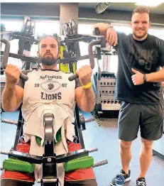  ?? FOTO: CHRISTIAN SCHWERDTFE­GER ?? Vojislav Hahn (links) und Calvin Kottysch trainieren kurz vor der Schließung ihres Fitnessstu­dios in Düsseldorf.