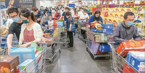  ?? Photo: Li Hao/ GT ?? Some Beijing residents go shopping for food on April 24, 2022 amid concerns over expanding cases.