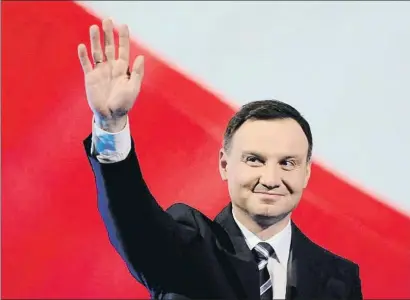  ?? ALIK KEPLICZ / AP ?? Incendiari. Andrzej Duda saluda els seus partidaris durant un míting. El president ha creat una forta polèmica en declarar que la UE és “una comunitat imaginària que aporta poc a Polònia”