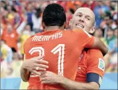  ?? EPA ?? I’M HERE FOR YOU: Arjen Robben and Memphis Depay