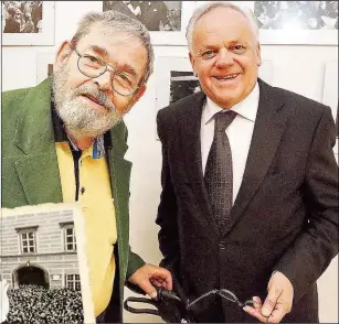  ??  ?? Gino mit seinem „wirklichen Freund“Robert Meyer (ob.) und sein berühmtest­es Bild „Karl Schranz auf dem Balkon Bruno Kreiskys“(li.).