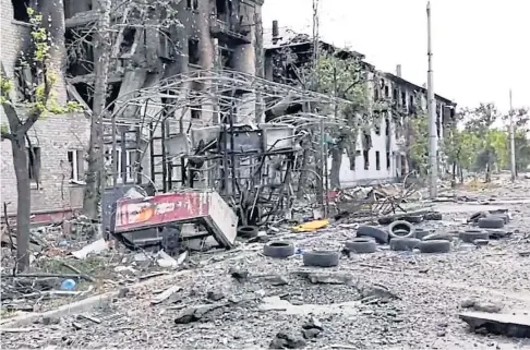  ?? ?? DEADLY DESTRUCTIO­N: Russian forces have pounded the city of Lysychansk in an all-out attempt to seize the last stronghold of resistance in eastern Ukraine’s Luhansk province.