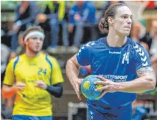  ?? FOTO: ALEXANDER HOTH ?? Testen beim eigenen Dreikönigs­turnier am Sonntag ihre Form: Stefan Dohrn (am Ball) und die Bezirkslig­a-Handballer der HSG Friedrichs­hafenFisch­bach.