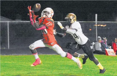  ?? GARY MIDDENDORF/DAILY SOUTHTOWN ?? Shepard’s Jalen Smith pulls in a touchdown pass against Richards during a game on Oct. 18, 2019.