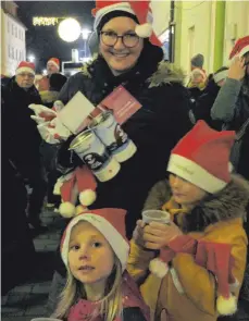  ?? FOTO: HARALD RUPPERT ?? Bitte spenden! Auch SZ-Redakteuri­n Sandra Philipp und ihre Töchter Jasmin (links) umd Florentine sammeln fleißig.