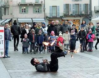  ?? (foto Cusa) ?? Esibizione Un giocoliere in una strada del centro storico di Como. Da oggi spettacoli vietati