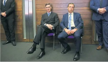  ?? AFP ?? „Save Brexit“: Der konservati­ve Jacob Rees-Mogg (links) und Nigel Farage (rechts) kämpfen für eine baldige Entscheidu­ng.