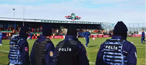  ?? Foto: imago/Seskim Photo ?? Polizeiprä­senz ist bei den Spielen von Amed SK Alltag – wie hier in der Pokalparti­e gegen Fenerbahce Istanbul im Seyrantepe-Stadion in Diyarbakir.