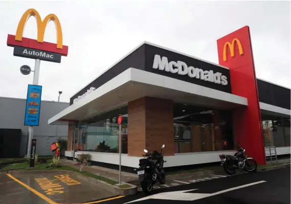  ?? RAFAEL PACHECO GRANADOS ?? La apertura más reciente de McDonald’s es este restaurant­e independie­nte en San Sebastián, que incluye nuevo diseño de punto de venta, auto servicio y quioscos digitales.