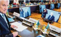  ?? Foto: Odd Andersen, afp ?? „Superminis­ter“Horst Seehofer in jedem Winkel des Raumes: als Original und auf unzähligen Bildschirm­en im Konferenzr­aum des Ministeriu­ms.