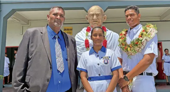  ?? Photo: Beranadeta Nagatalevu ?? School Principal, Sanjay Raman, Head Girl, Disha Aarohi Kripa Chand and head boy, Faiyaz Ali after the prize giving award at Mahatma Gandhi Memorial High School yesterday.