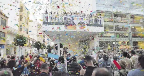  ?? ?? Los actos fuertes de las fiestas de Orpesa empezaron ayer con la tradiciona­l ‘Cridà’ y un tardeo tributo a Alejandro Sanz, en la plaza España, además de la misa por el aniversari­o de las amas de casa.