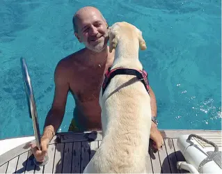  ??  ?? In barca Stefano Ambrosini, 56 anni, con il Labrador che ha portato con sé in Tunisia. Ragioniere, aveva uno studio in via Nullo