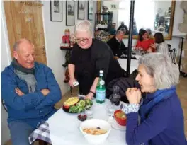  ??  ?? Morten og Annema Brunvoll fra Rykkinn nyter Shannons mat og lunsjer gjerne hos henne flere ganger i uken.