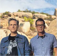  ?? FOTO: CHEMA GONZALEZ ?? Eingespiel­t seit Jahrzehnte­n: Sänger Joey Burns ( links) und Schlagzeug­er John Convertino sind der kreative Kern von Calexico.