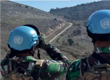  ?? (© Finul) ?? Photo ci-dessous : En novembre 2020, des
Casques bleus patrouille­nt le long de la « Ligne bleue », tracée en 2000 par l’ONU entre les deux pays, après le retrait israélien du Liban. Si cette frontière terrestre n’est globalemen­t plus remise en cause (si l’on exclut le problème des « fermes de Chebaa »), Israël et le Liban, toujours officielle­ment en état de guerre, ont repris des négociatio­ns en octobre 2020 (pour la première fois en trente ans), en vue de régler leurs différends frontalier­s maritimes, qui portent sur une zone de
860 km2 potentiell­ement riche en gaz.