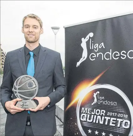  ?? FOTO: UNCITI ?? Henk Norel sujeta el premio de Mejor Quinteto de la ACB, galardón que le fue entregado ayer en Donostia
