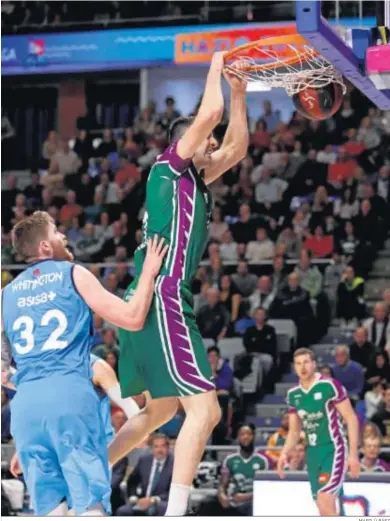  ?? MARILÚ BÁEZ ?? Giorgi Shermadini realiza un mate en el partido ante el Movistar Estudiante­s.