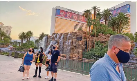  ?? FOTO: DANIEL SLIM/AFP ?? Nur wenige Touristen wagen sich wegen Corona in die US-Vergnügung­smetropole Las Vegas. Das hat massive wirtschaft­liche Folgen.