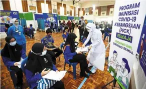  ?? — The star ?? National immunisati­on programme for teens: a nurse tending to a student at a secondary school in putrajaya on sept 20.