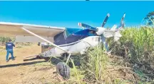  ?? ?? Agentes de Investigac­iones de la Policía de Guairá verifican la avioneta siniestrad­a en un cañaveral del distrito de Iturbe.